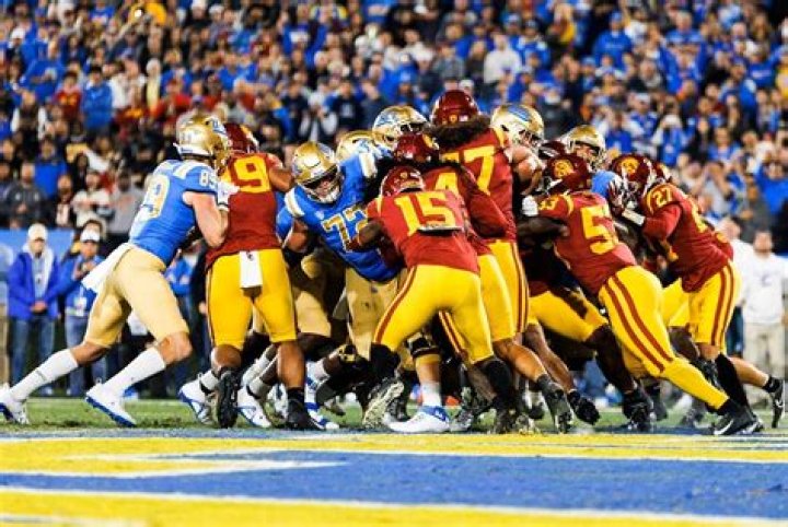15 College Football Facts - Facts.net