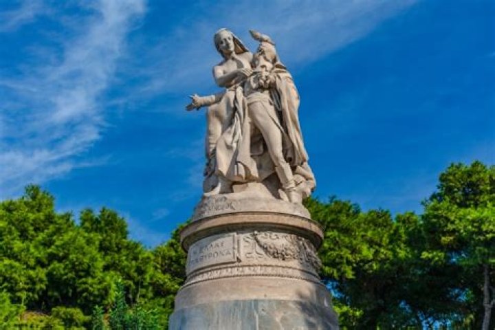 15 Mind-blowing Facts About The Lord Byron Statue