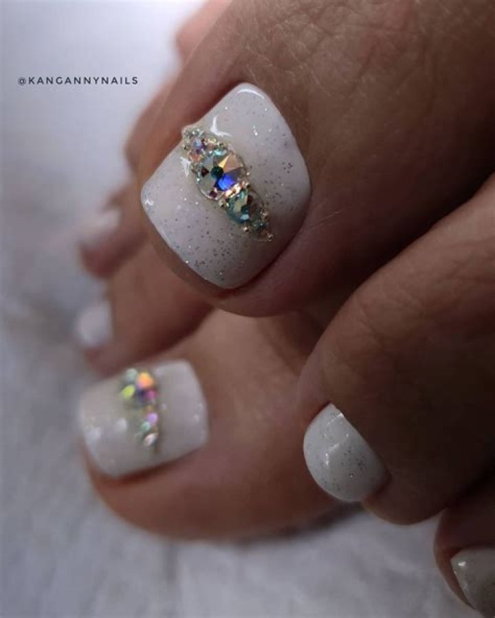 15 White Pedicure Looks to Wear Year-Round