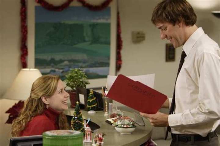 19 Great Christmas Sitcom Episodes to Stream Right Now