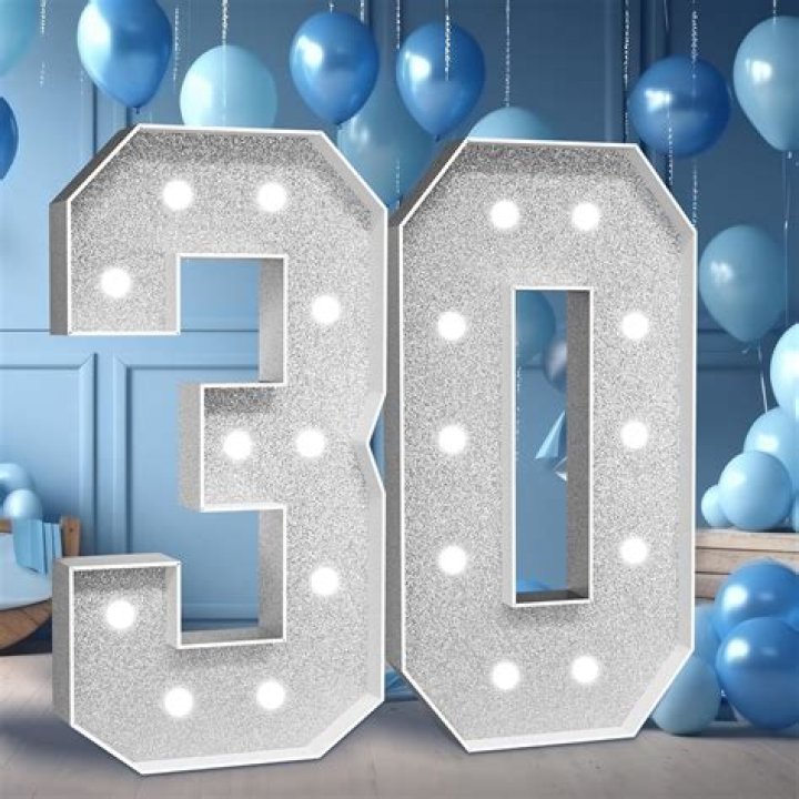 هكذا تحدث والد جنيفر أنيستون عن ابنته الشابة قبل 30 عام في الفن
