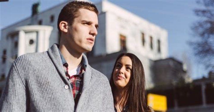 6 Subtle Signs He's About To Ghost You