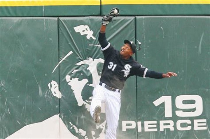 60 Moments: No. 37, Dewayne Wise’s catch secures Mark Buehrle’s perfect game