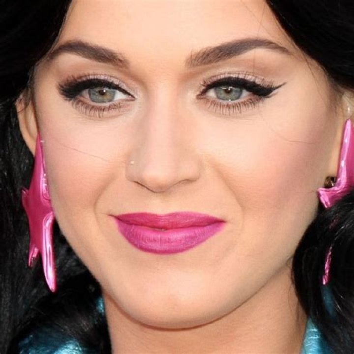 74 Celebrity Makeup Looks with Fuchsia Lipstick