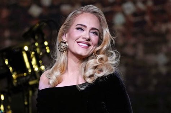 صور Adele المرأة ذات الرداء الأسود -