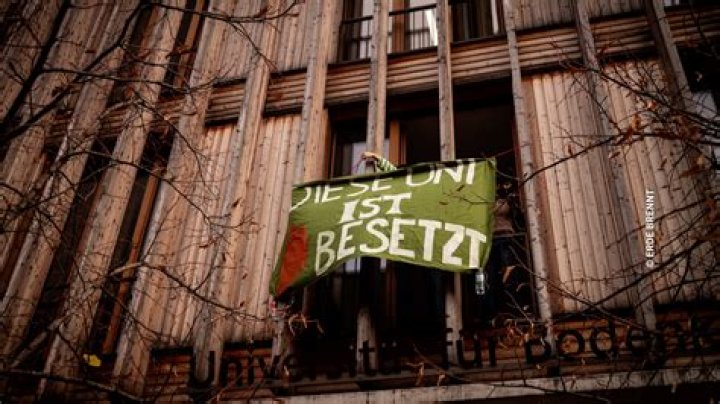 Aktivist*innen besetzen Berliner Volksbühne