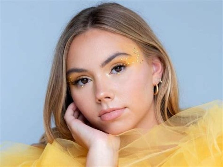 Alex French Biography, Age, Height, Boyfriend, Net Worth