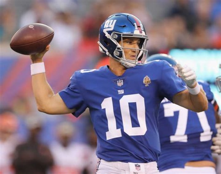 Analyzing the differences in Eli Manning's footwork under Pat Shurmur