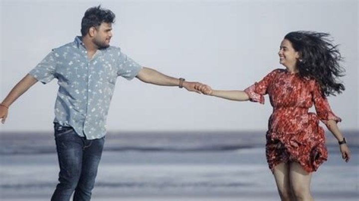 Are Women More Romantic Than Men? Science Answers