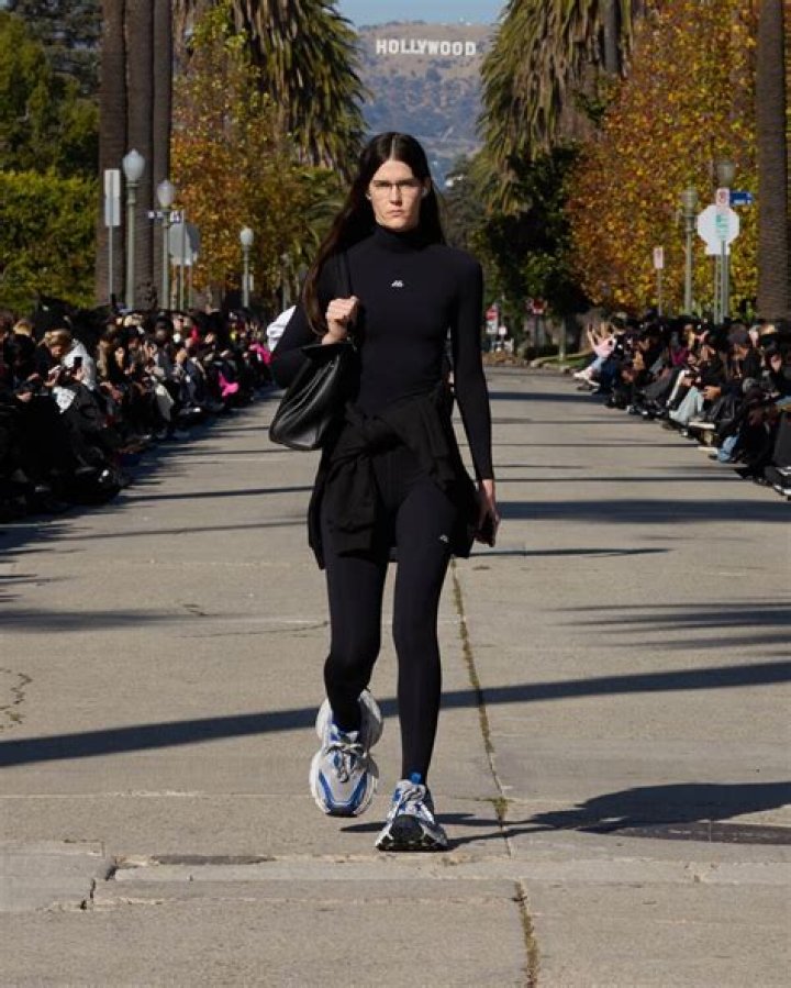 Balenciaga تثير الجدل بحذاء قذر ومهترئ مقابل 6600 ريال سعودي !