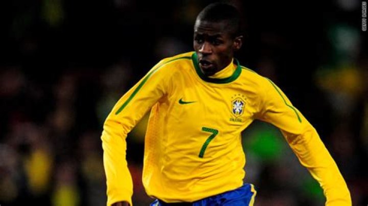 Brazilian Ramires makes Chelsea move