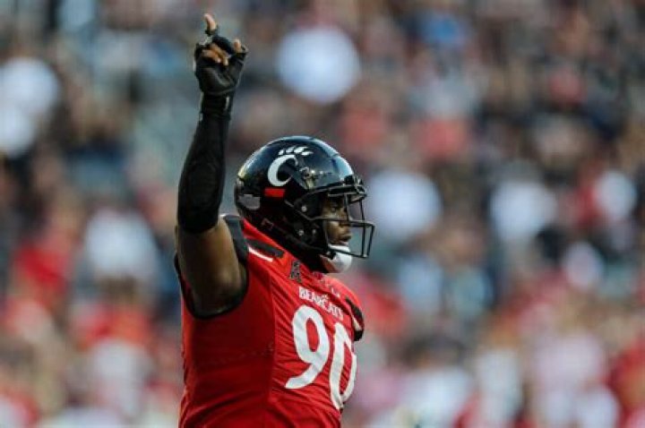 Cincinnati playing to win vs. Louisville in ‘awkward,’ narrative-rich Fenway Bowl