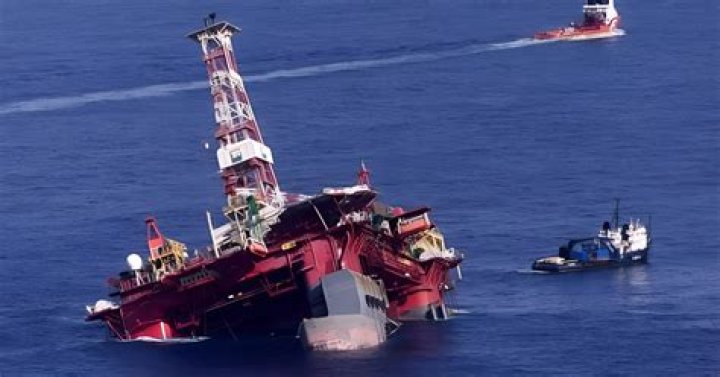 CNN.com - World's largest oil rig sinks