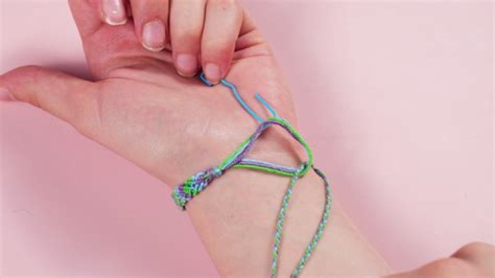Comment attacher un bracelet brésilien ? Guide étape par étape