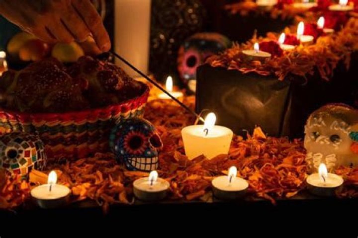 ¿Cuándo se pone la Ofrenda de Día de Muertos? Qué significan las velas y el papel picado