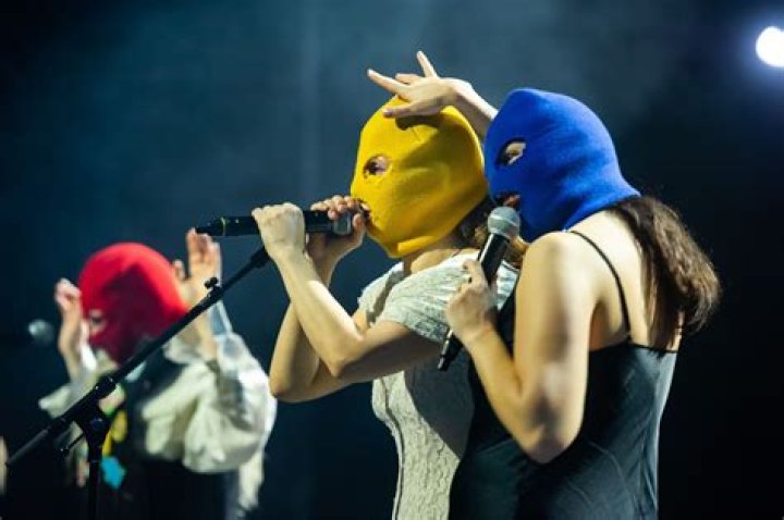 Das Berliner Ensemble hisst Pussy-Riot-Solidaritätsfahne