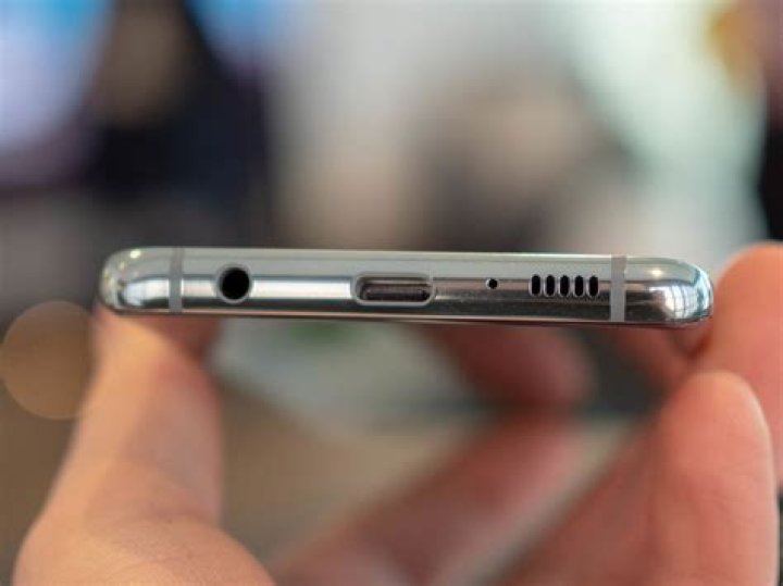 Does the Galaxy S10 have a headphone jack?