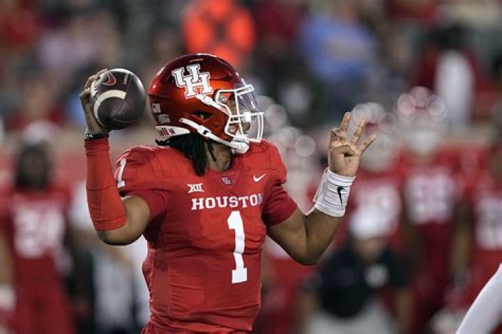 Donovan Smith's hilarious response after catching Patrick Mahomes' pass for the Chiefs