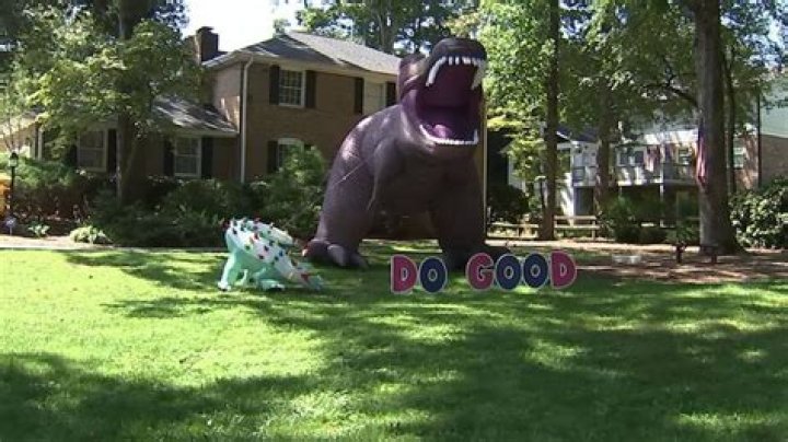 Dunwoody dinosaur display remains after city complaint