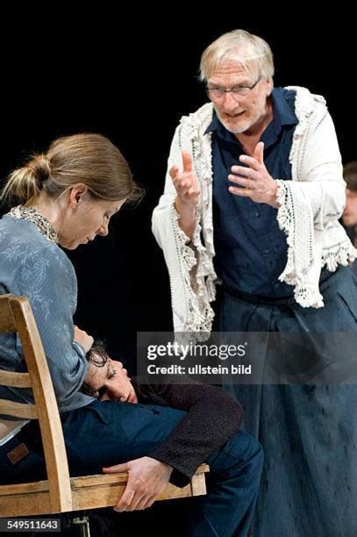 Einsame Menschen – Friederike Heller inszenierte Gerhart Hauptmanns Berliner Vorortbürger-Drama in der Schaubühne