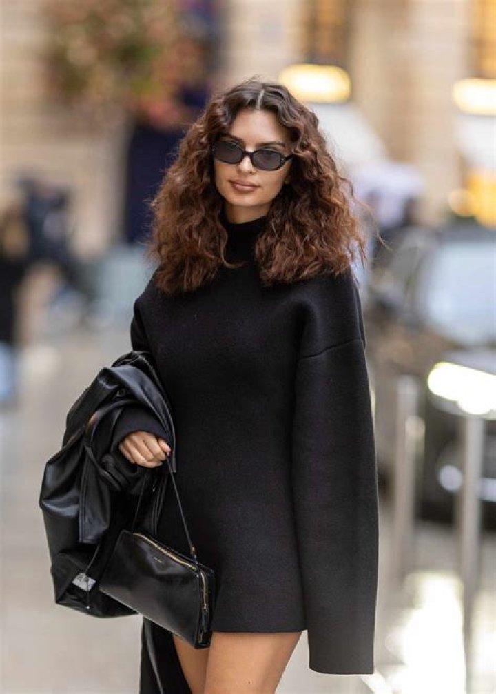 Emily Ratajkowski Went From Pantless to Shirtless in Paris