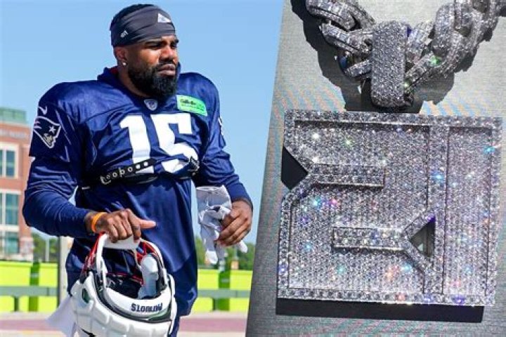 Ezekiel Elliott flexes new one-of-a-kind reversible diamond chain