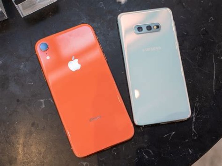 Galaxy S10e vs. iPhone XR: Which should you buy?
