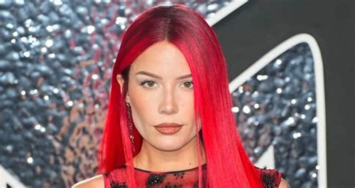 Halsey - Height, Weight, Bra Size, Hair Color, Eye Color