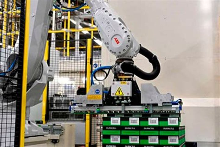 Hombre muere al ser aplastado por un robot que lo confunde con una caja