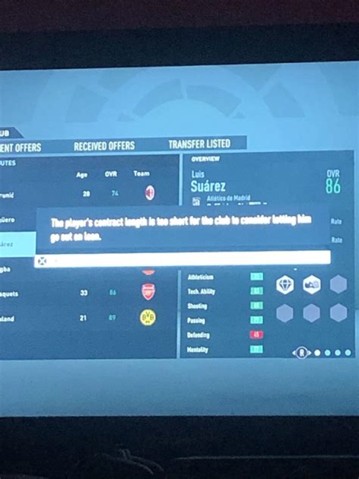How do contracts work in FIFA 21?