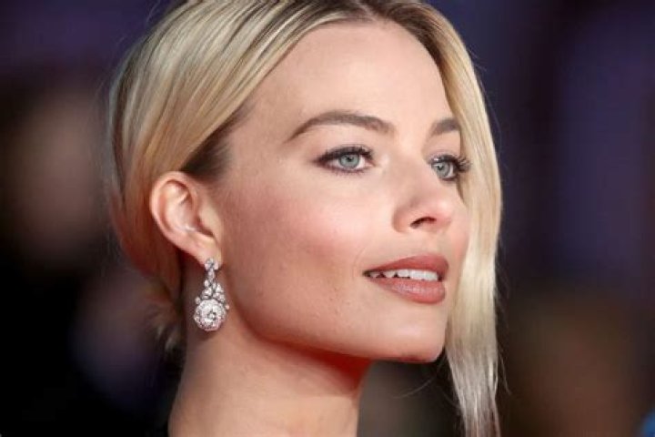 How Margot Robbie Uses Pink Eyeliner to Brighten Her Eyes