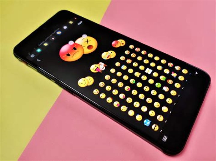 How to use emoji pairs on a Samsung Galaxy phone