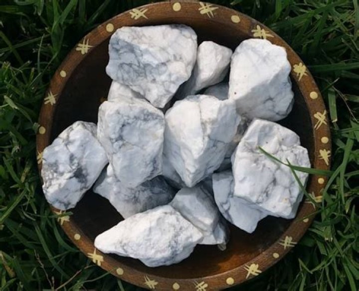 Howlite Significado - Espiritual, Propiedades, Beneficios