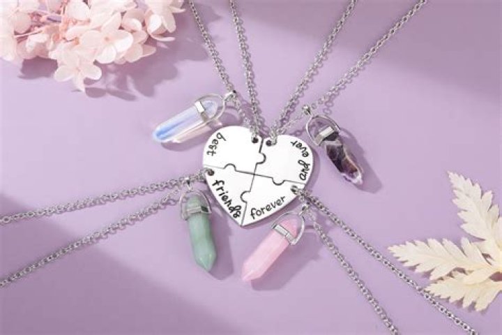 I’m Gifting My Mom, Sister-in-Law, and BFFs These 10 Jewelry Pieces