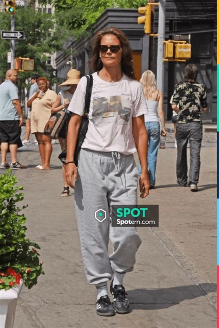 I’ve Been Living in the Alo Yoga Sweatpants Katie Holmes Wears