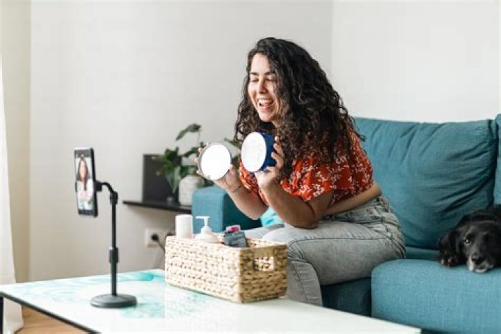 Introducing @itscarlyjane: A Social Media Phenomenon: Share Your Journey.