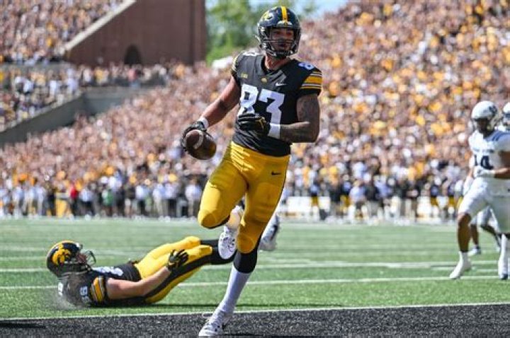 Iowa TE Erick All leaves Wisconsin game with apparent injury