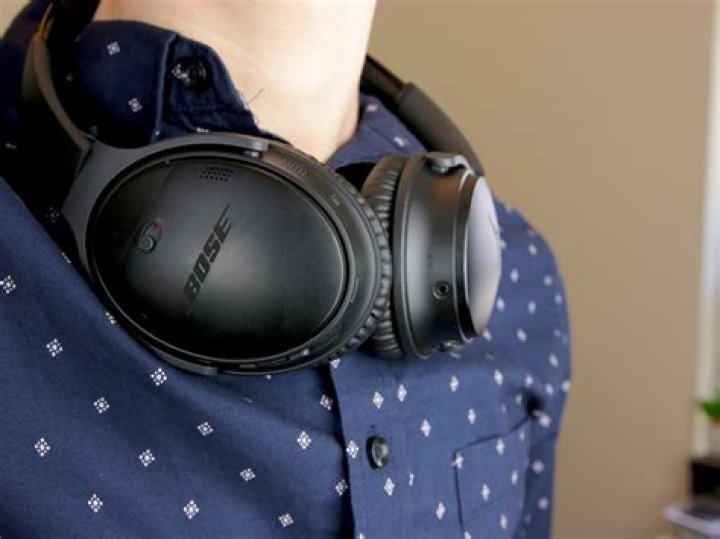 Is the battery replaceable on Bose QC35 headphones?