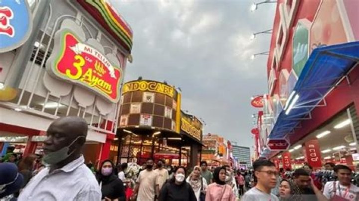 Jakarta Fair to End This Week, Visitors Hunt for Discounts