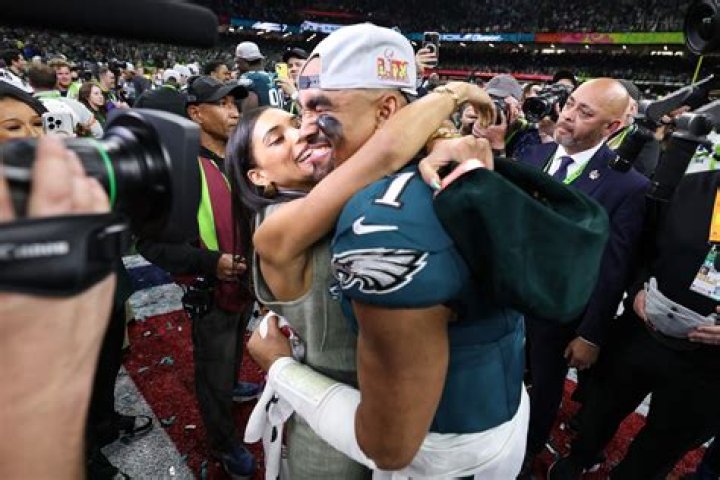 Jalen Hurts arrives on team bus with Eagles