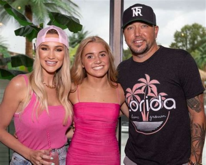 Jason Aldean's Daughter Is a Pro With Her Lil' Siblings