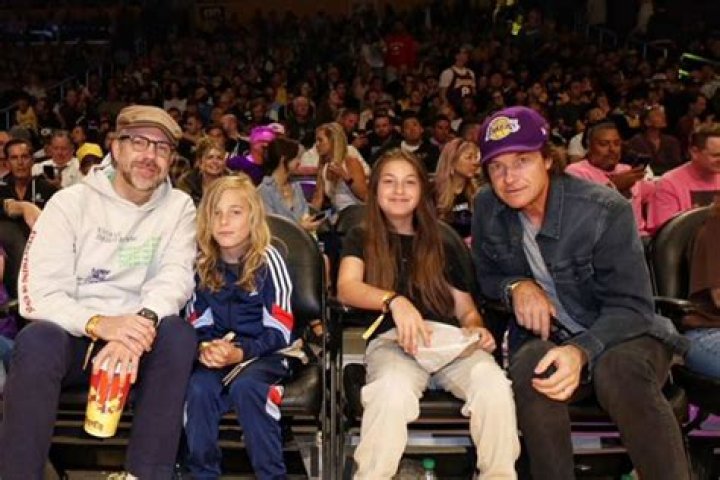 Jason Sudeikis, Jason Bateman sit courtside for Nuggets at Lakers