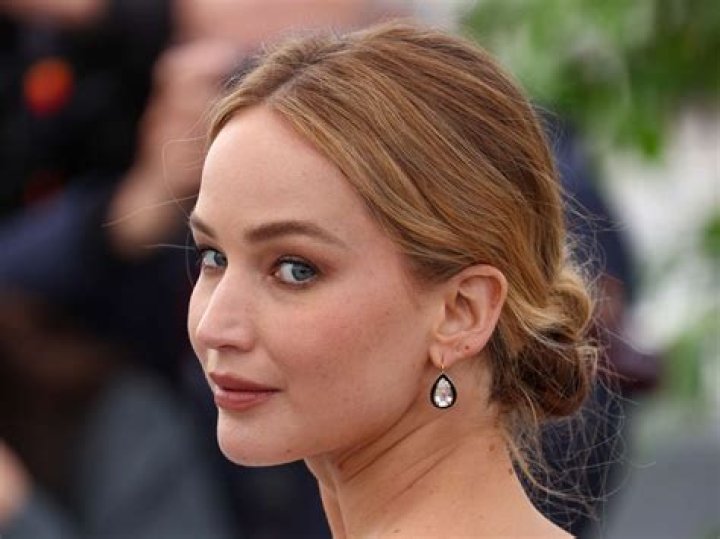 Jennifer Lawrence Paired a $2,000 Bag With These Comfy $25 Slides