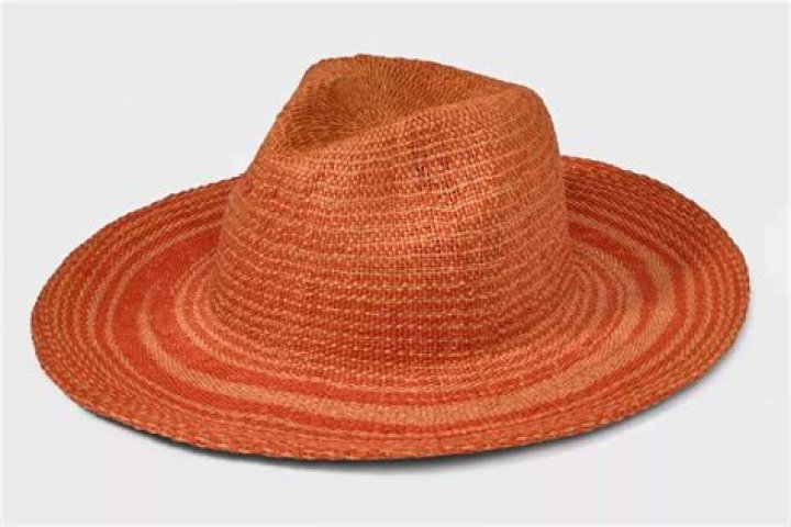 Jennifer Lopez Just Brought Back This Unsubtle Hat Trend for Summer