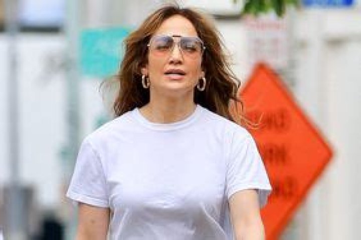 Jennifer Lopez Perfected Everyone’s Favorite Tiny Top, Big Pants Outfit Formula