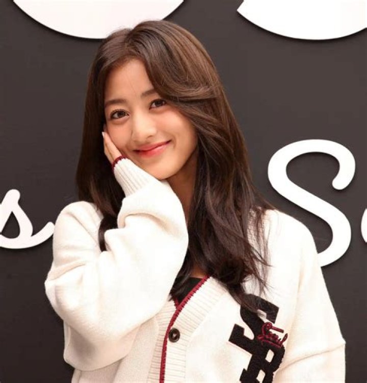 Jihyo (Park Ji-soo) height, weight, age, body stats