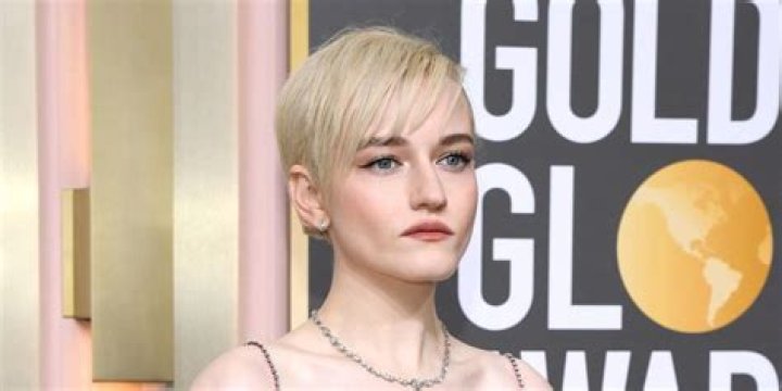 Julia Garner Kept Barbiecore Alive at the 2023 Golden Globes