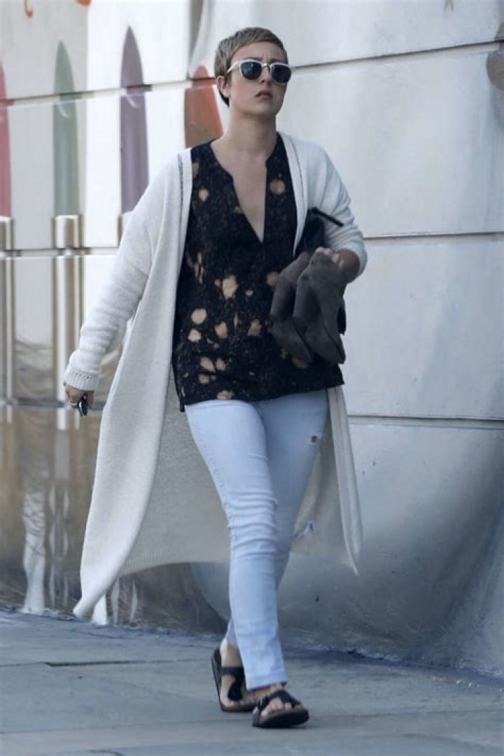 Kaley Cuoco Clothes & Outfits
