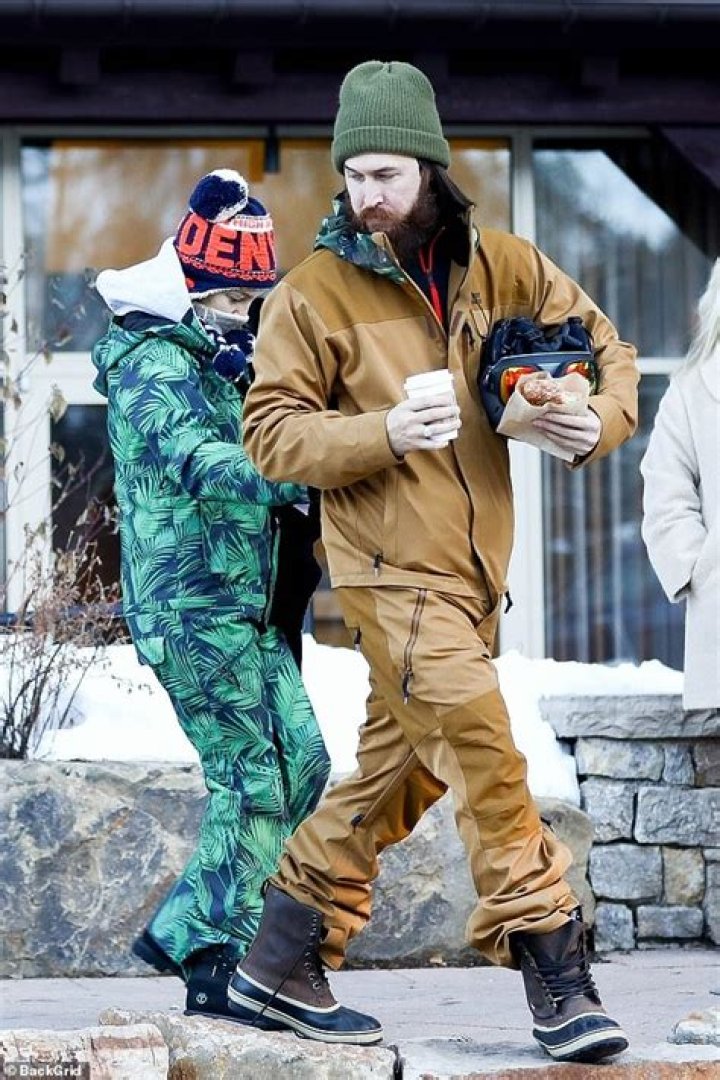 Kate Hudson’s Wore a Cozy White Snowsuit in Aspen