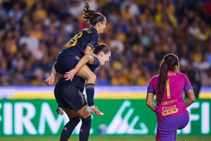Kenti Robles participa en goleada ante Tigres